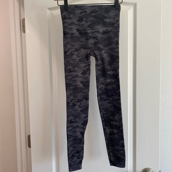 Spanx Look At Me Now Leggings in Black Camo SZ S - Picture 3 of 4